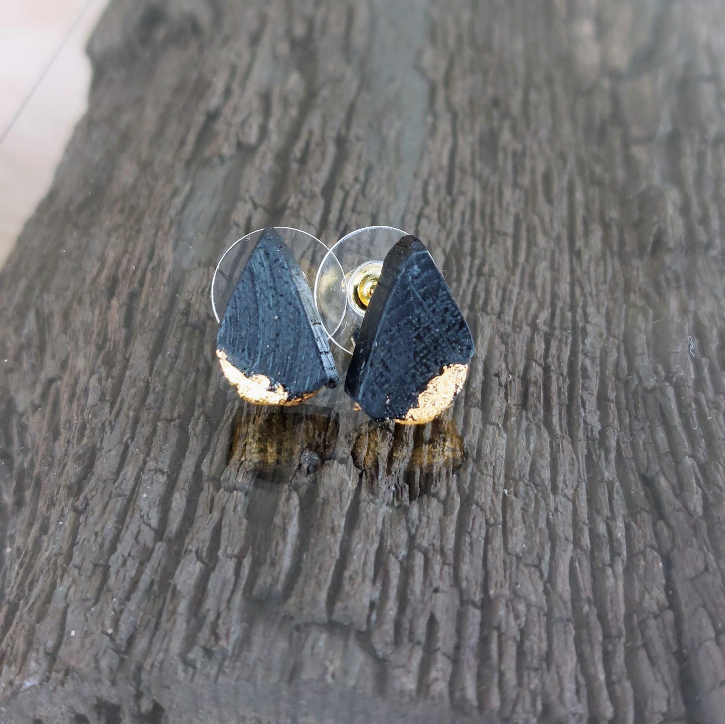 Braoinín - Irish bog oak earrings with 23.75ct gold leaf