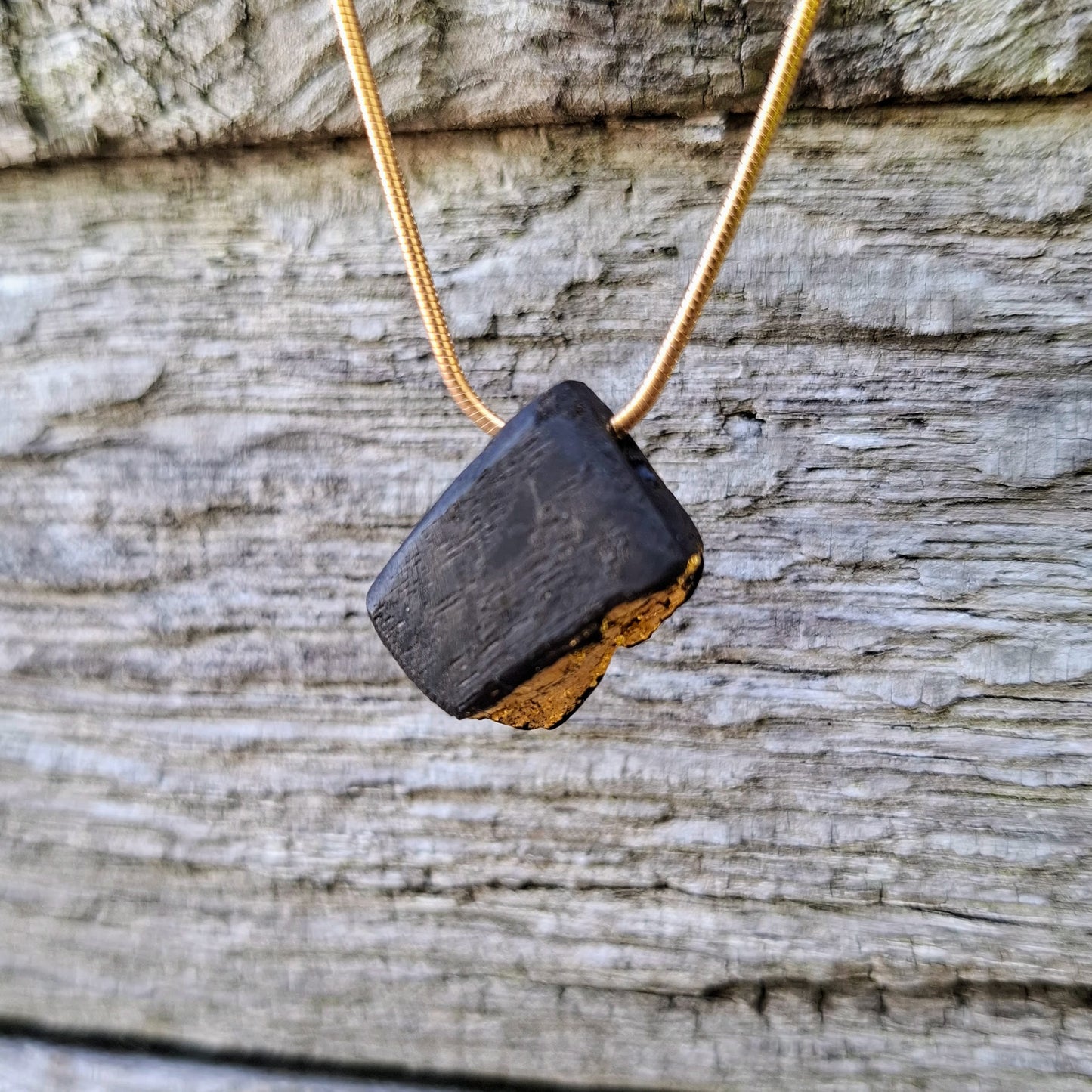 Dáiríne - Irish bog oak necklace with 23.75ct gold leaf