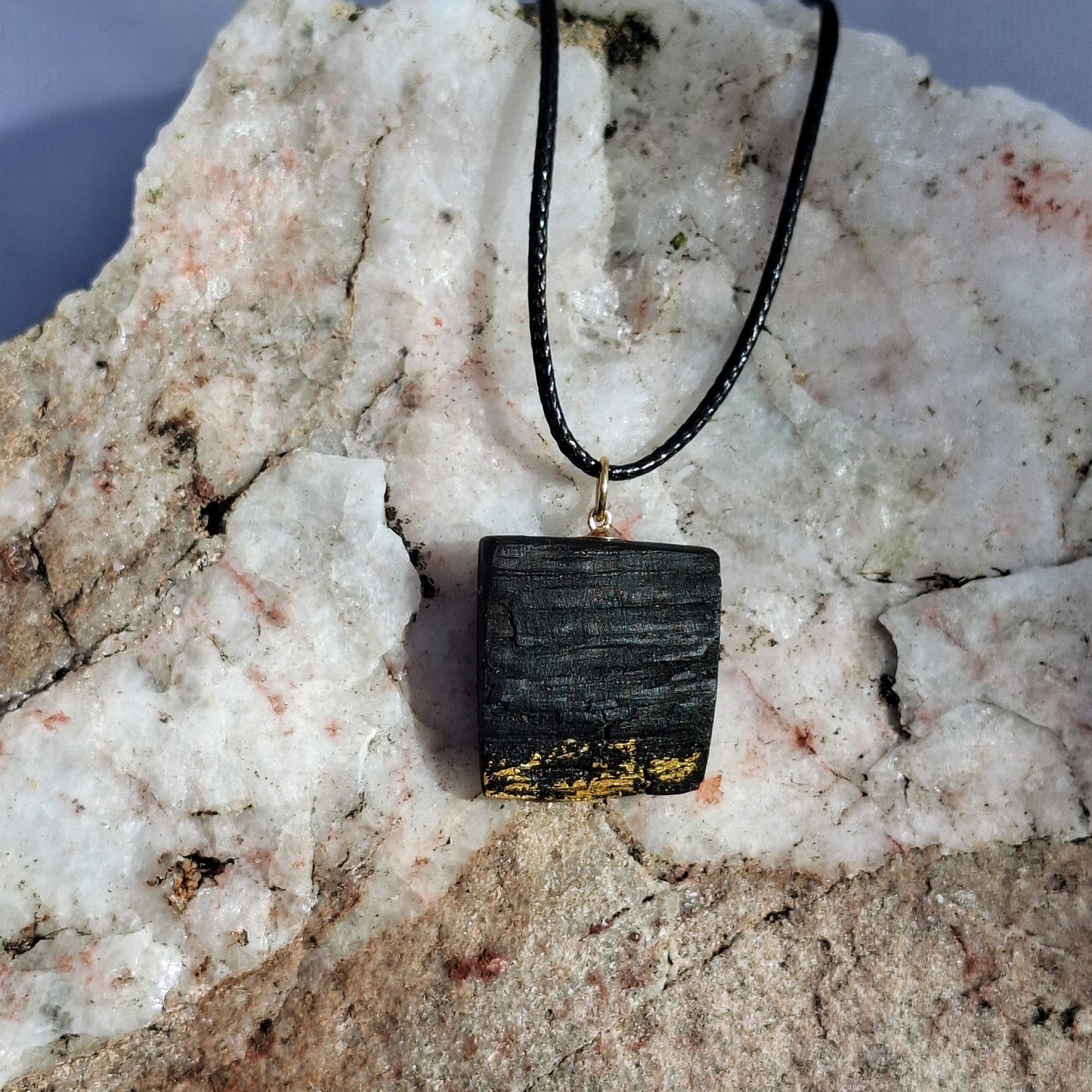 Réaltin - Irish bog oak necklace with 23.75ct gold leaf