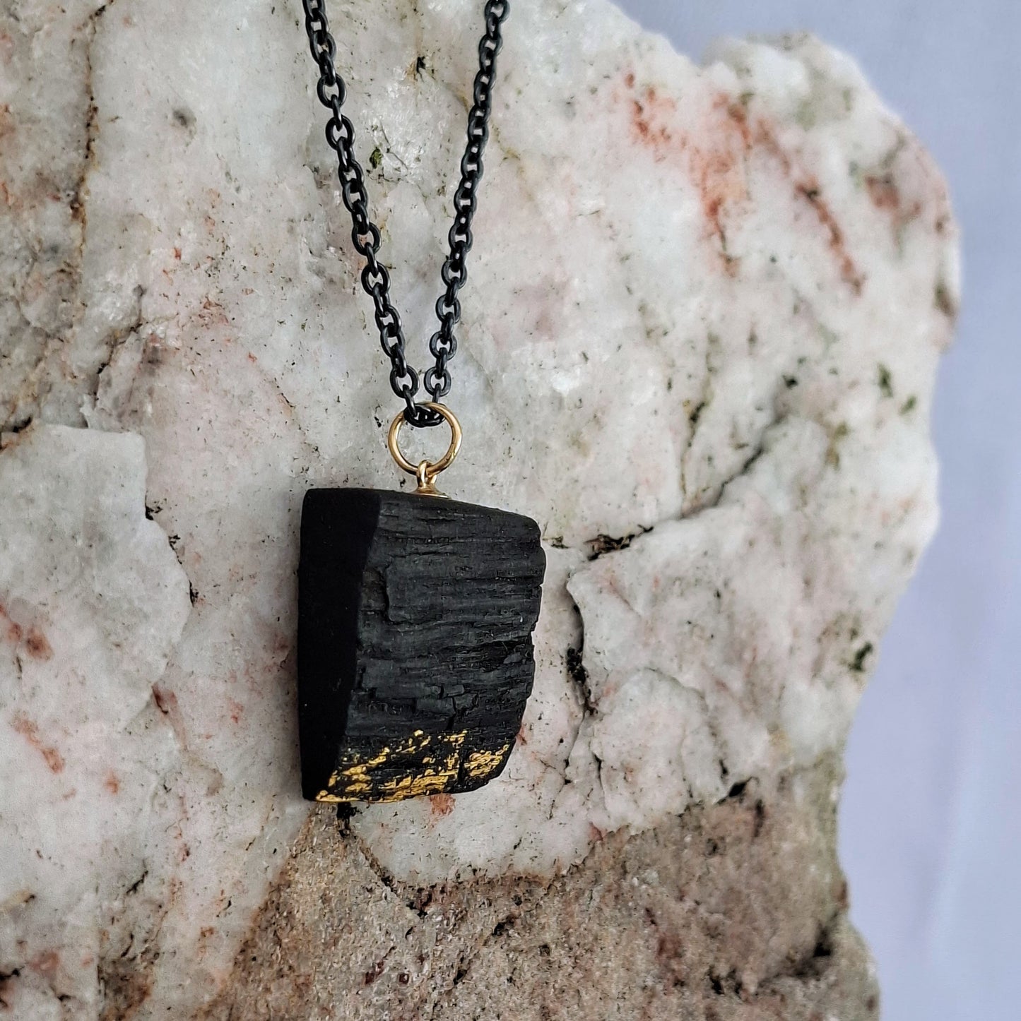 Réaltin - Irish bog oak necklace with 23.75ct gold leaf
