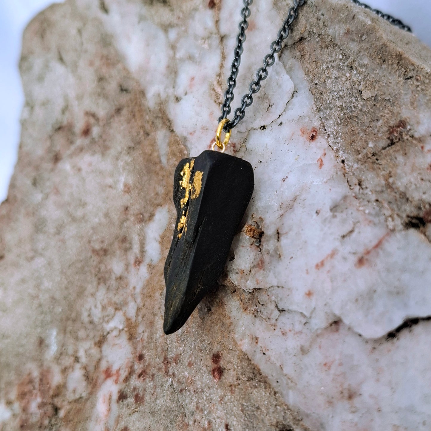 Étaín - Collier en chêne des marais irlandais avec feuille d'or 23,75 carats