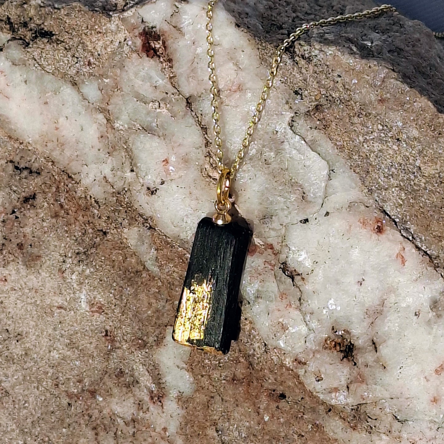 Collier Mionda en chêne des marais irlandais avec feuille d'or 23,75 carats