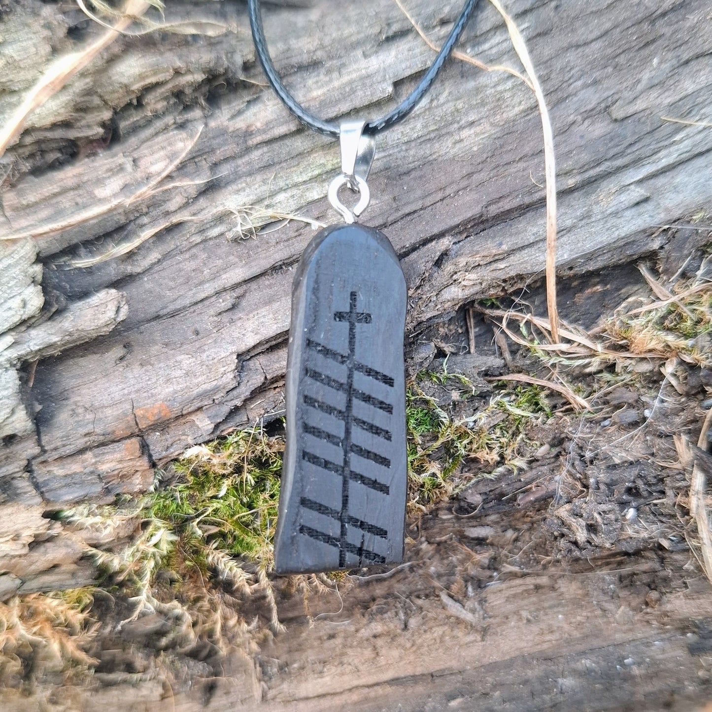 Anhänger aus Mooreiche mit personalisierter Ogham-Inschrift