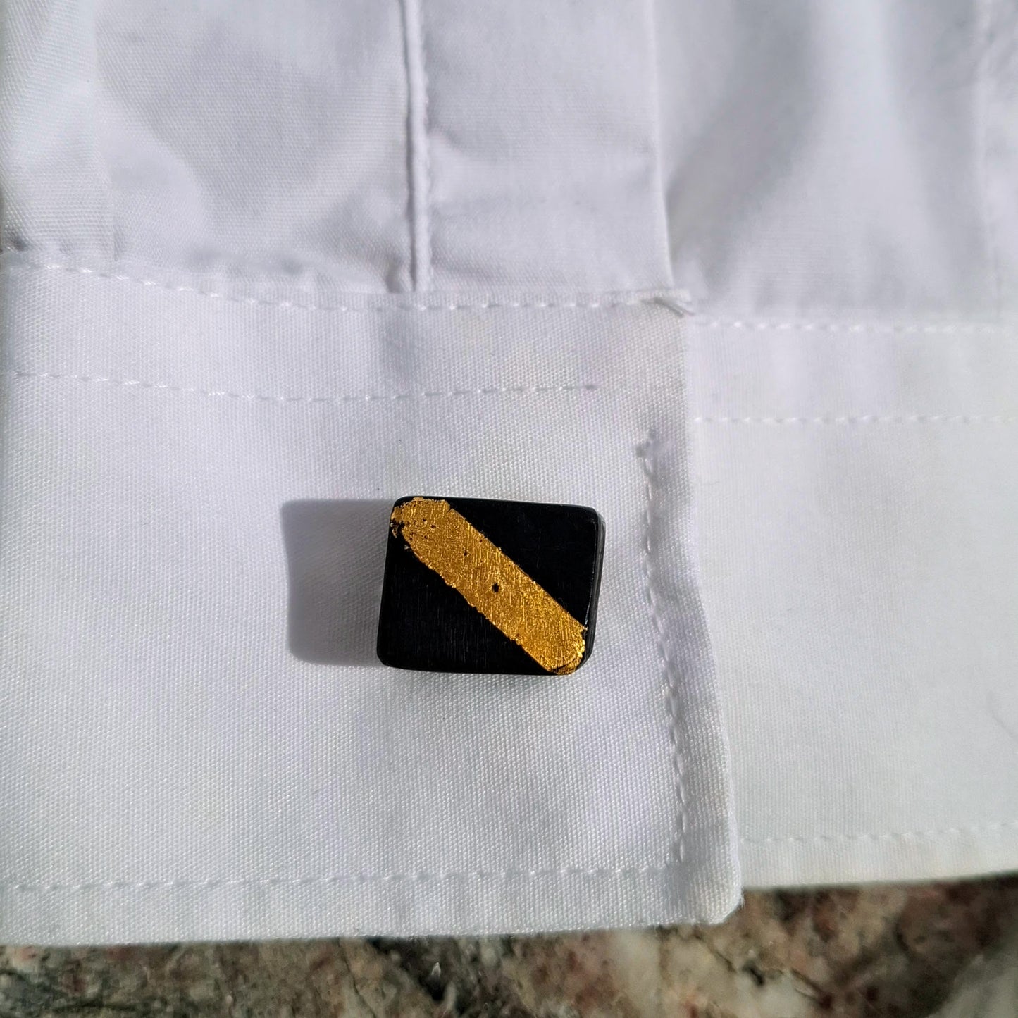 Cnapán – Anhänger aus irischer Mooreiche mit 23,75-karätigem Blattgold