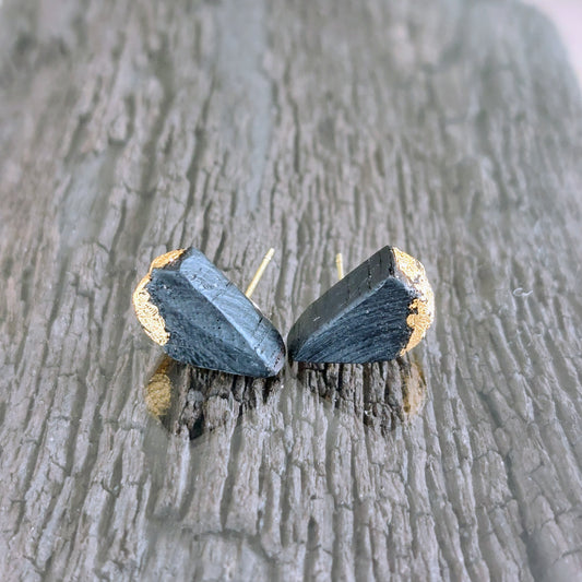 Braoinín - Irish bog oak earrings with 23.75ct gold leaf