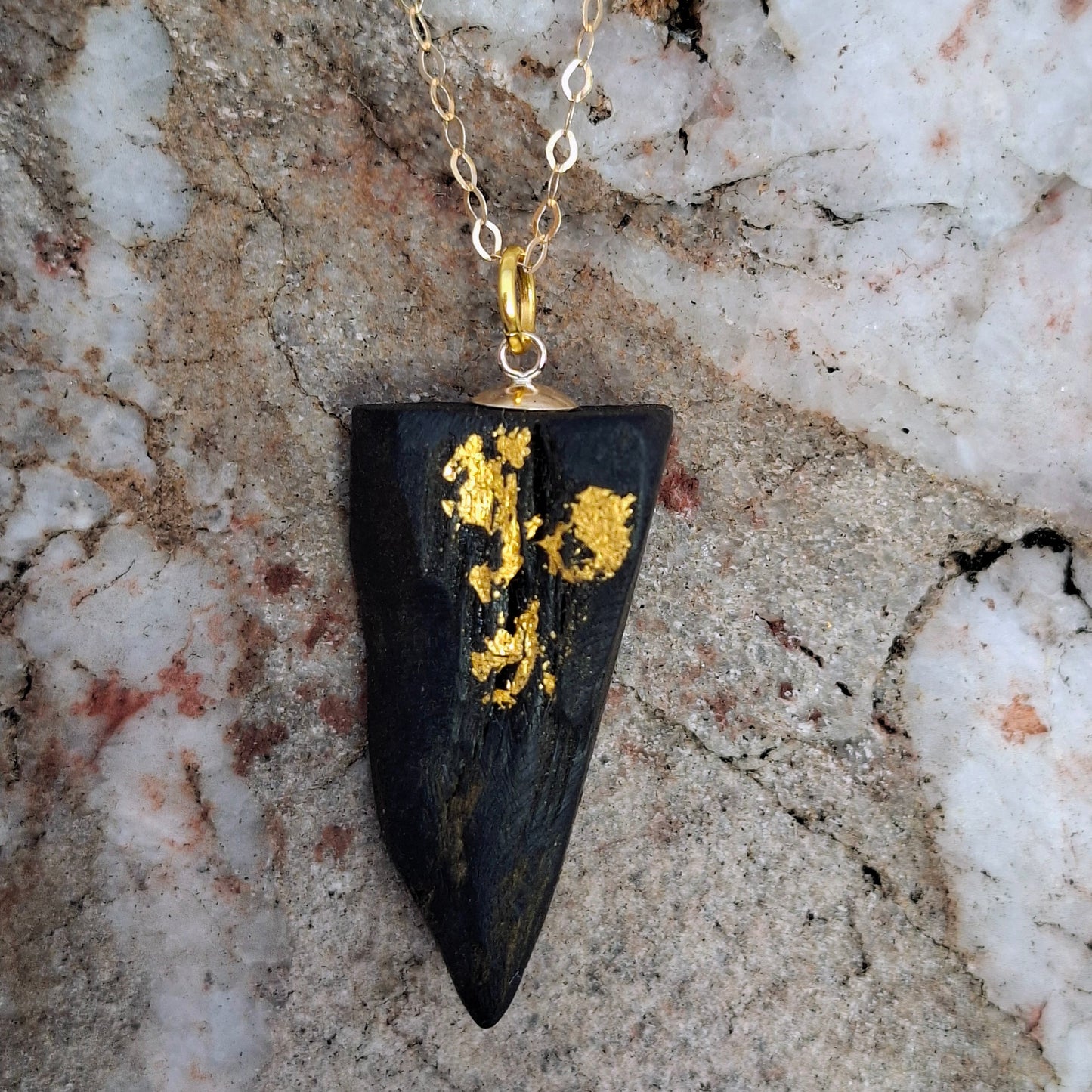 Étaín - Collier en chêne des marais irlandais avec feuille d'or 23,75 carats