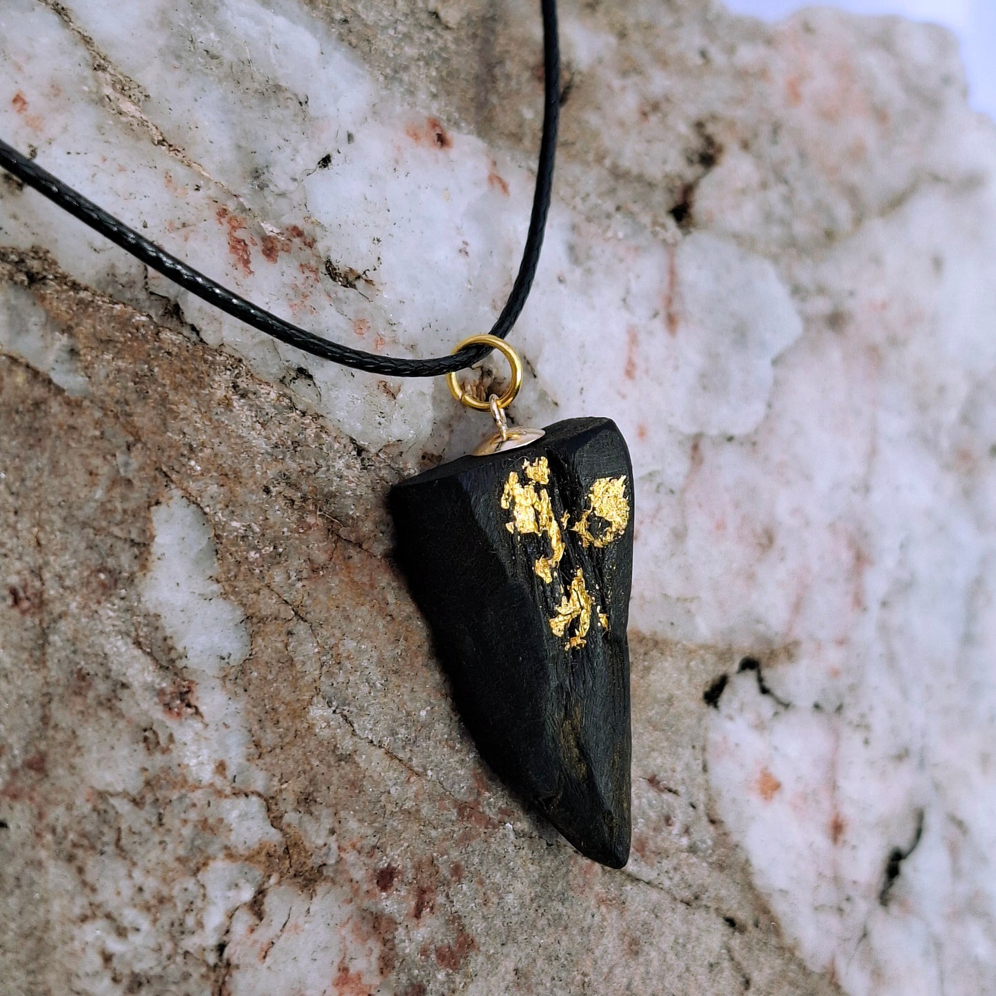 Étaín - Collier en chêne des marais irlandais avec feuille d'or 23,75 carats
