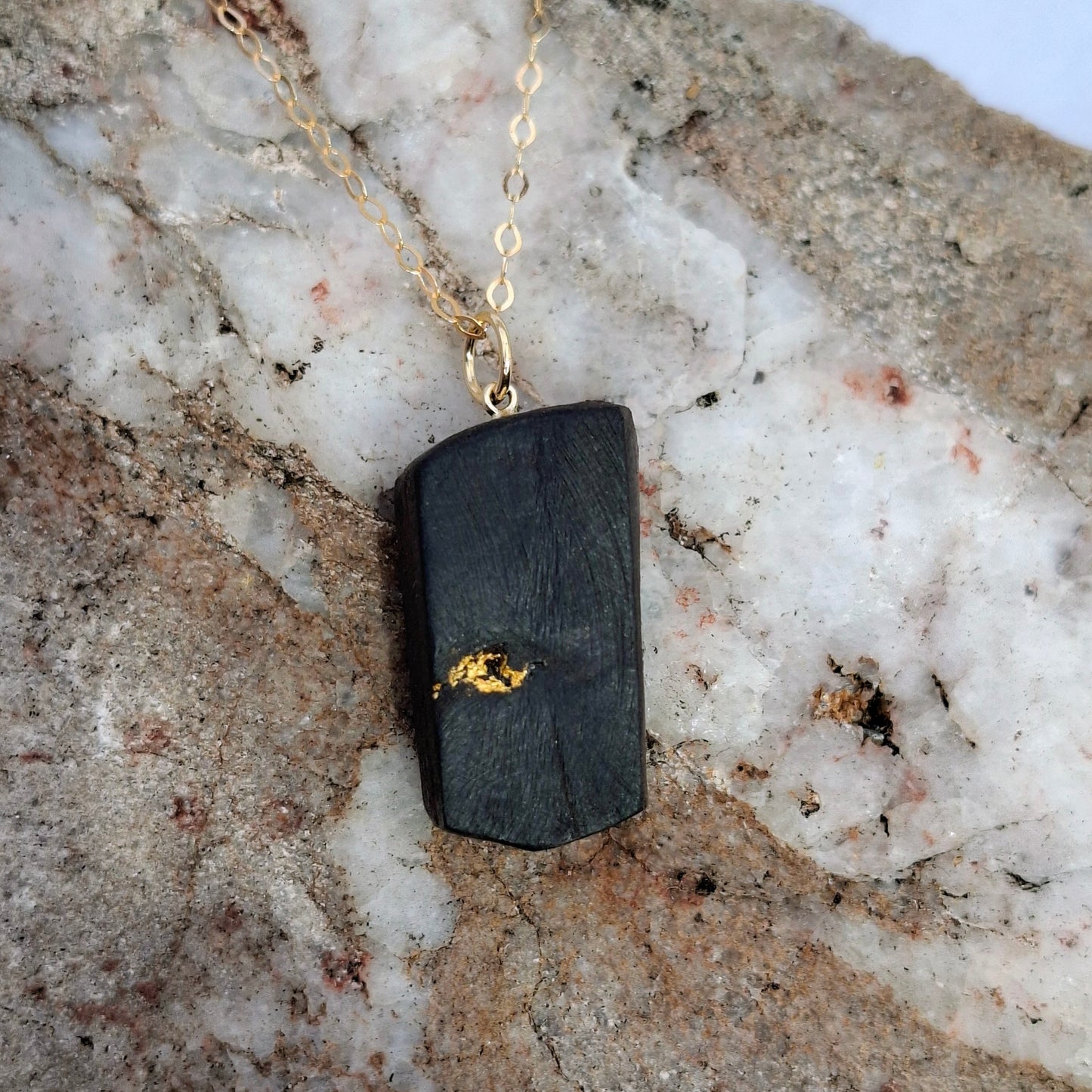 Fódla - Collier en chêne des tourbières irlandais avec feuille d'or 23,75 carats