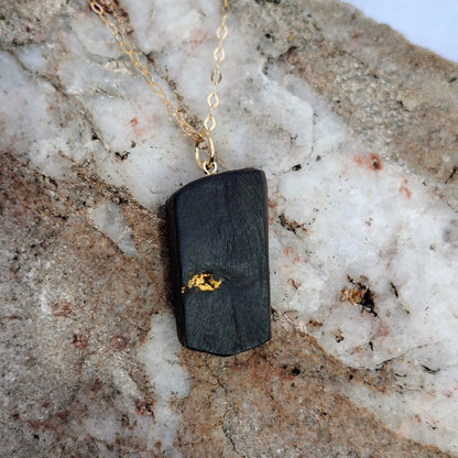 Fódla - Collier en chêne des tourbières irlandais avec feuille d'or 23,75 carats
