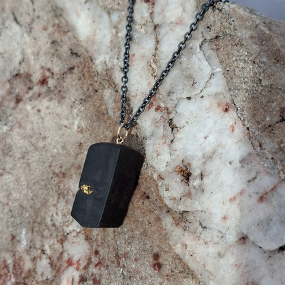 Fódla - Collier en chêne des tourbières irlandais avec feuille d'or 23,75 carats