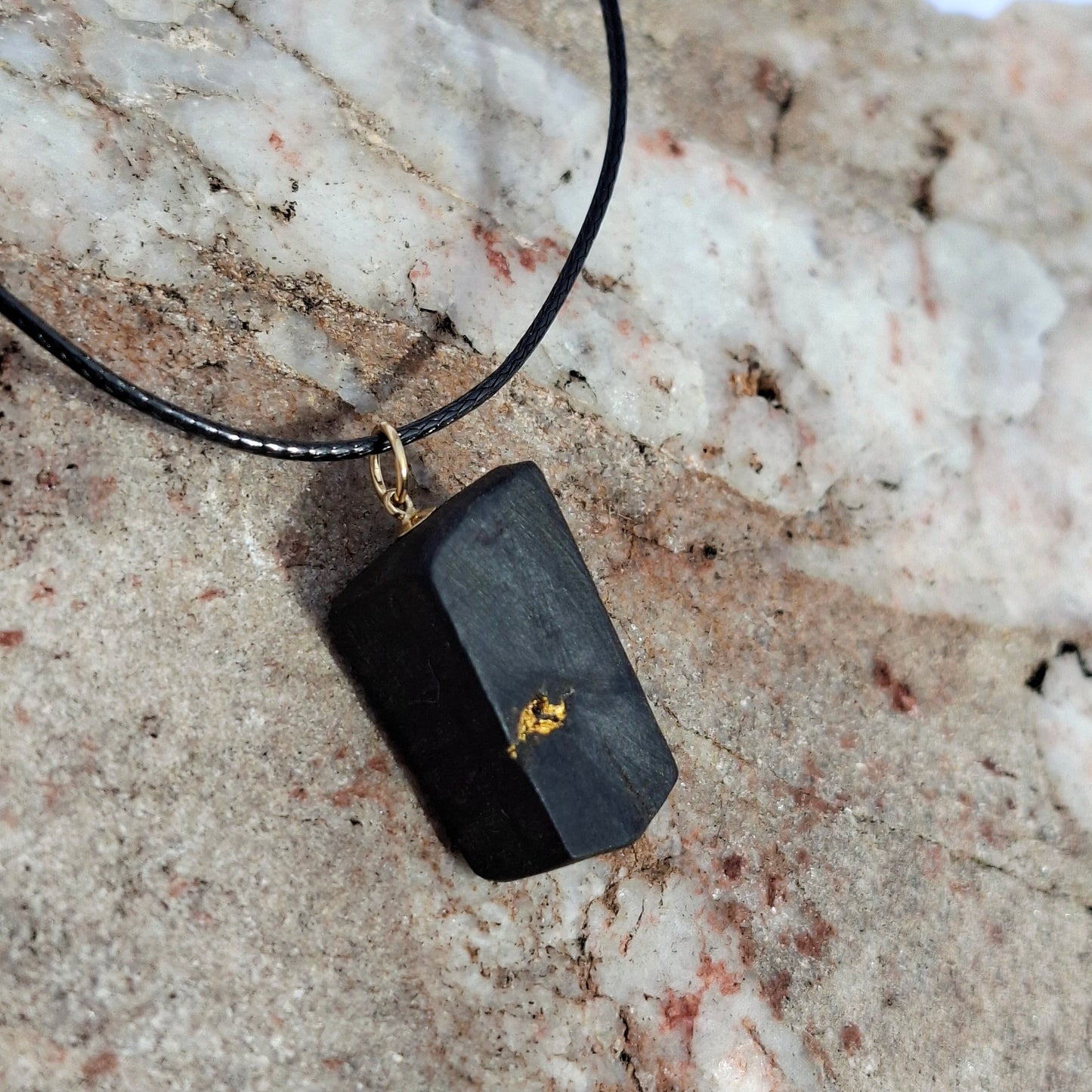 Fódla - Collier en chêne des tourbières irlandais avec feuille d'or 23,75 carats