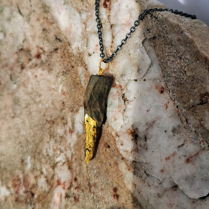 Fiacail Bheag - Collier en chêne des tourbières irlandais avec feuille d'or 23,75 carats