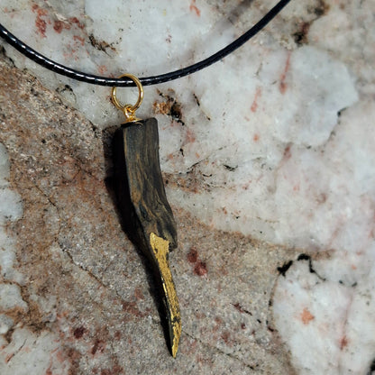 Fiacail Bheag - Collier en chêne des tourbières irlandais avec feuille d'or 23,75 carats