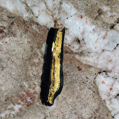 Lasairfhíona - Collier en chêne des tourbières irlandais avec feuille d'or 23,75 carats