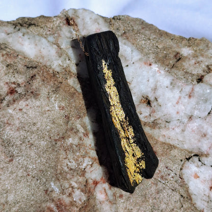 Nainsí - Collier en chêne des marais irlandais avec feuille d'or 23,75 carats