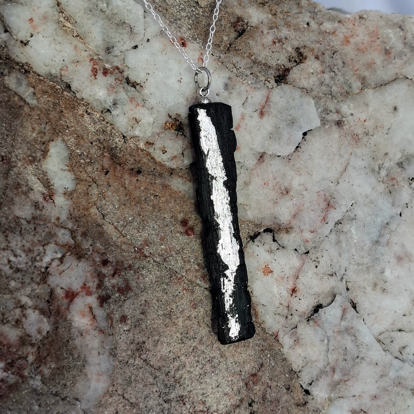 Aoibhneas - Pendentif et boucles d'oreilles en chêne des tourbières irlandais à la feuille d'argent fine