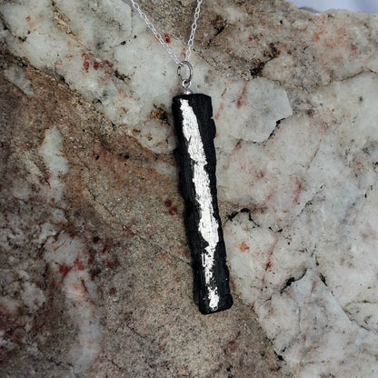 Aoibhneas - Pendentif et boucles d'oreilles en chêne des tourbières irlandais à la feuille d'argent fine
