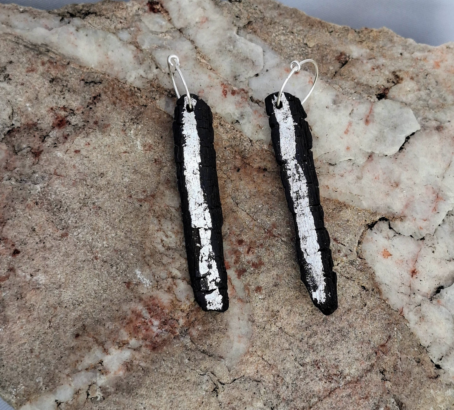 Aoibhneas - Pendentif et boucles d'oreilles en chêne des tourbières irlandais à la feuille d'argent fine