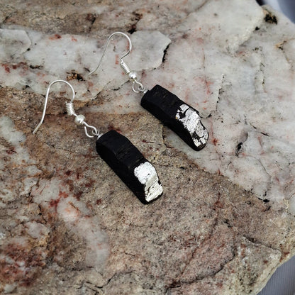 Airgead Sa Dorchadas – Ohrringe aus irischer Mooreiche mit Blattsilber