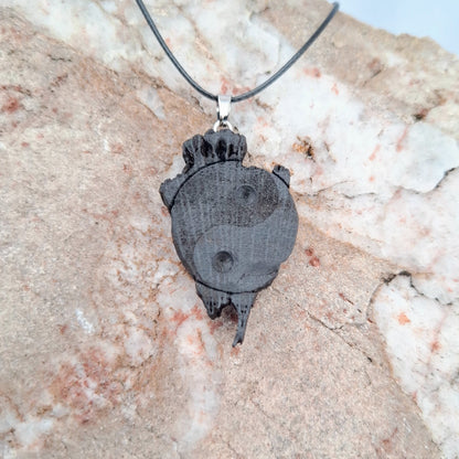 Pendentif en chêne des marais irlandais avec symbole Yin-Yang