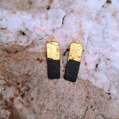 Luachmhar - Boucles d'oreilles en chêne des tourbières irlandais avec feuille d'or 23,75 carats