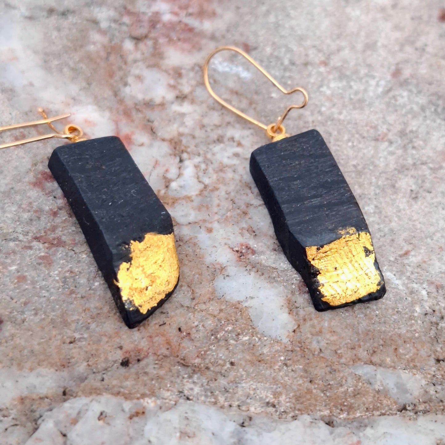Boucles d'oreilles Sorcha en chêne des marais irlandais avec feuille d'or 23,75 carats