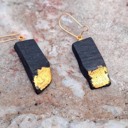 Boucles d'oreilles Sorcha en chêne des marais irlandais avec feuille d'or 23,75 carats