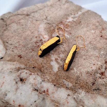 Cosán Óir - Boucles d'oreilles en chêne des tourbières irlandais avec feuille d'or 23,75 carats