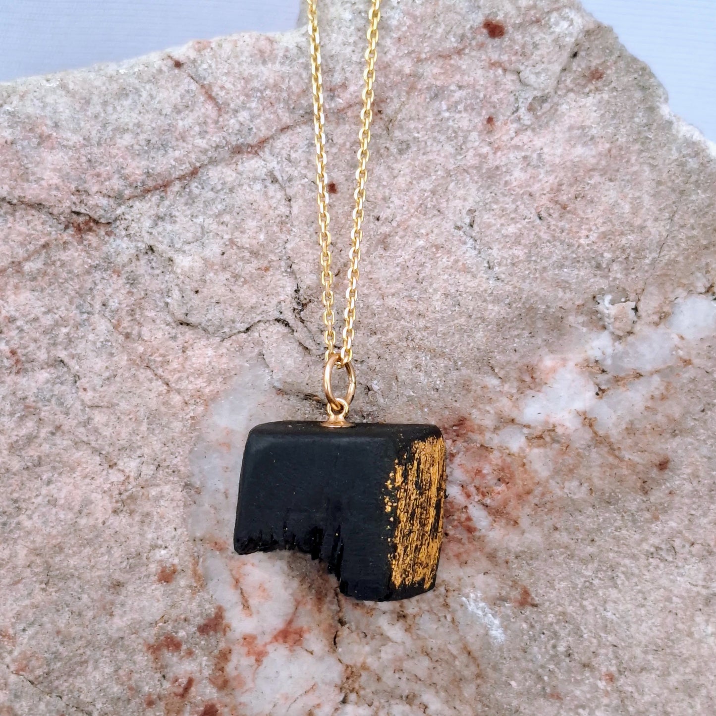 Fiáin agus Iontach - Collier en chêne des tourbières irlandais avec feuille d'or 23,75ct