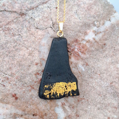 Tuagh Órga - Collier en chêne des tourbières irlandais avec feuille d'or 23,75 carats