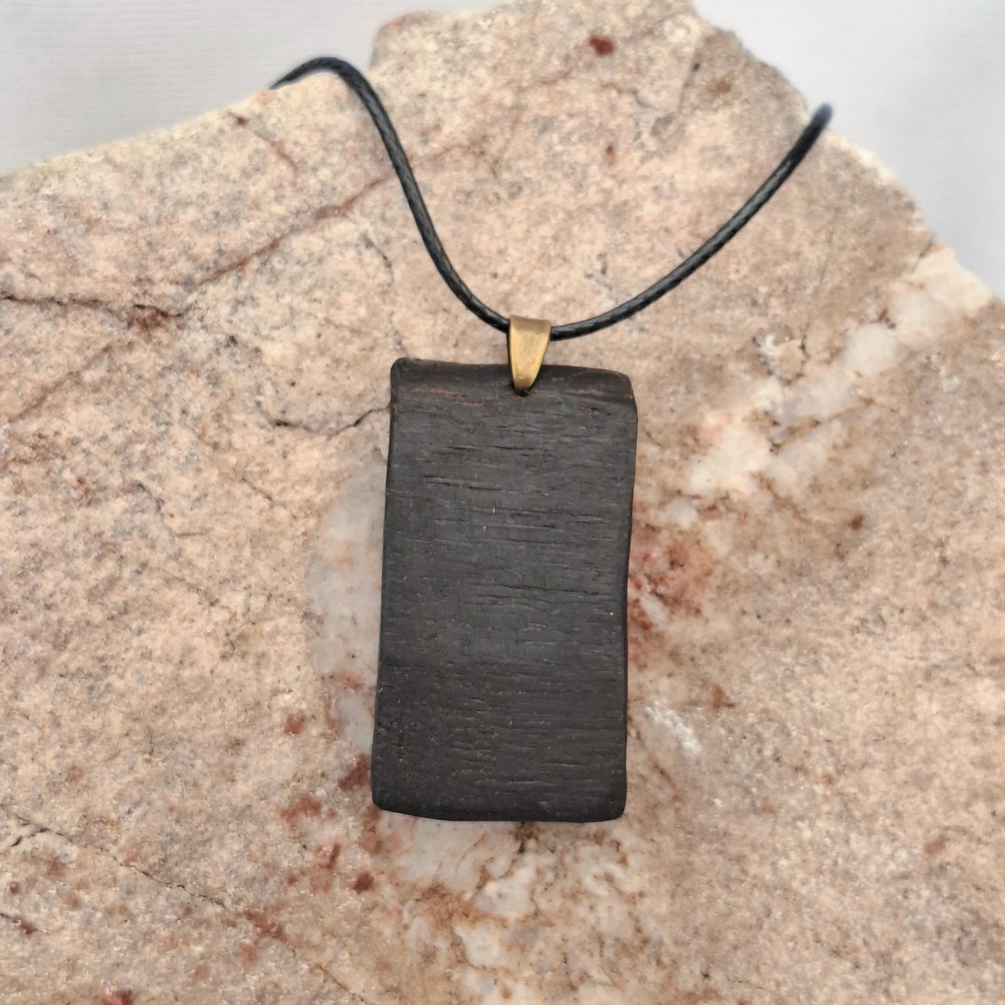 Pendentif en chêne des marais irlandais - personnalisable avec une inscription Ogham.