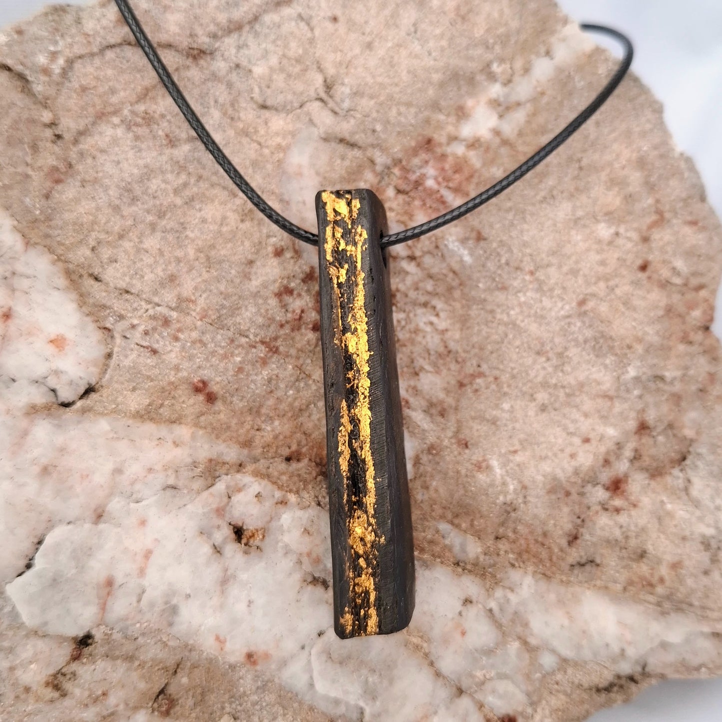 Collier Tallula en chêne des marais irlandais avec feuille d'or 23,75 carats