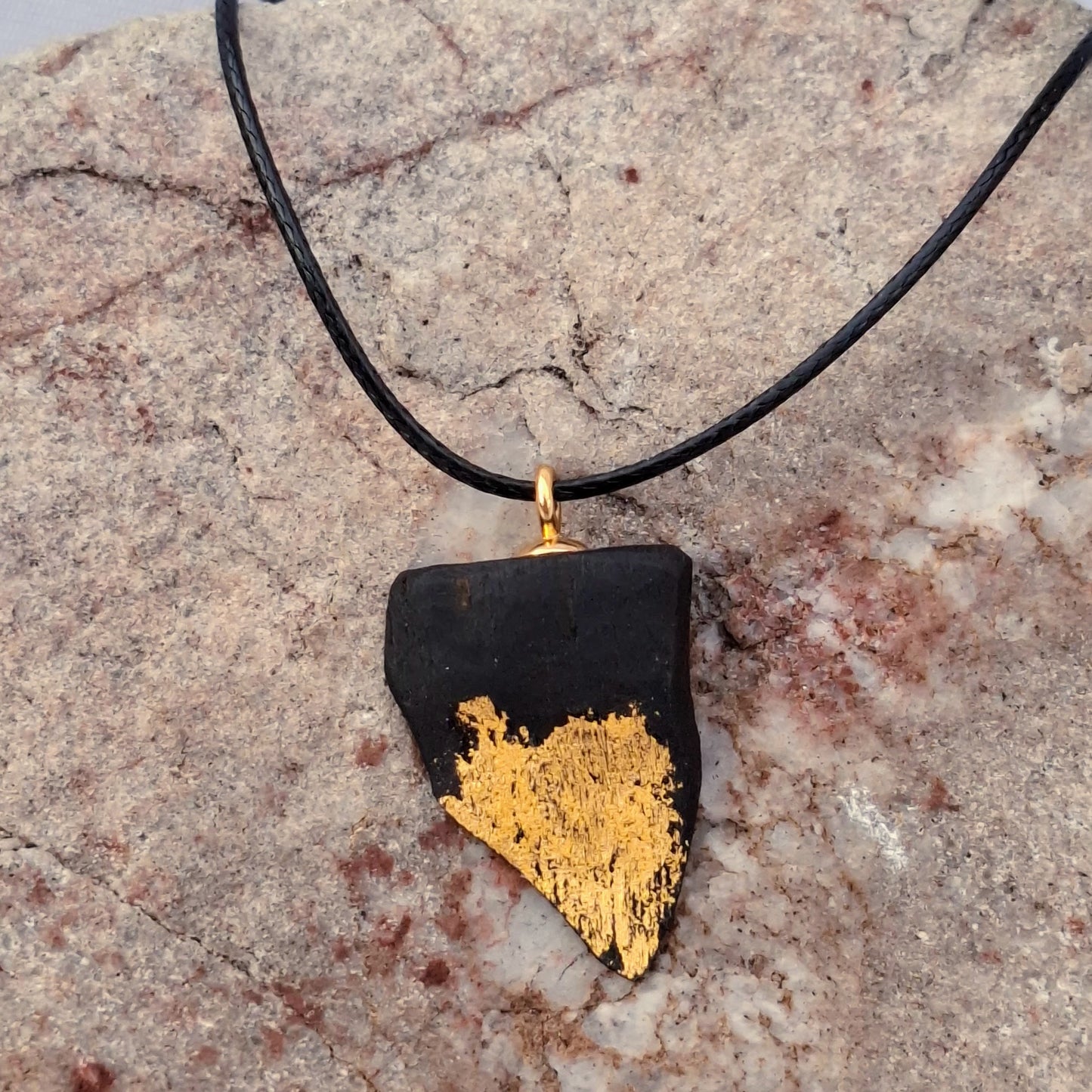 Móirín - Collier en chêne des tourbières irlandais avec feuille d'or 23,75 carats