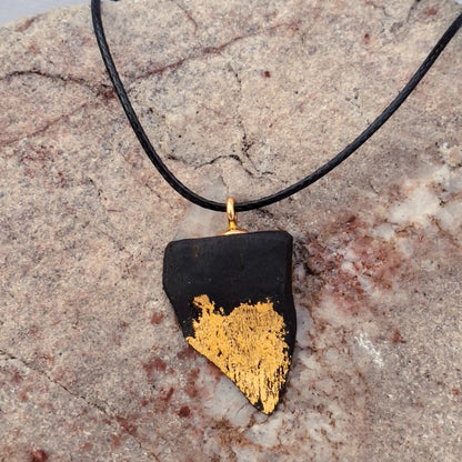Móirín - Collier en chêne des tourbières irlandais avec feuille d'or 23,75 carats