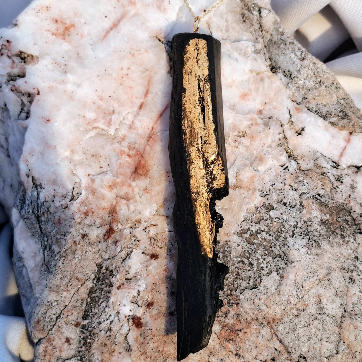 Mearbhall – Halskette aus irischer Mooreiche mit 23,75-karätigem Blattgold