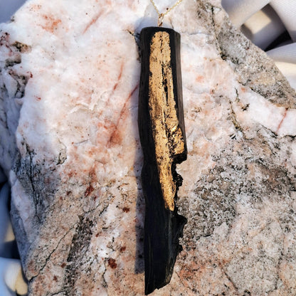 Mearbhall – Halskette aus irischer Mooreiche mit 23,75-karätigem Blattgold