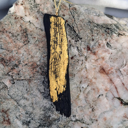 Táinte - Collier en chêne des tourbières irlandais avec feuille d'or 23,75 carats