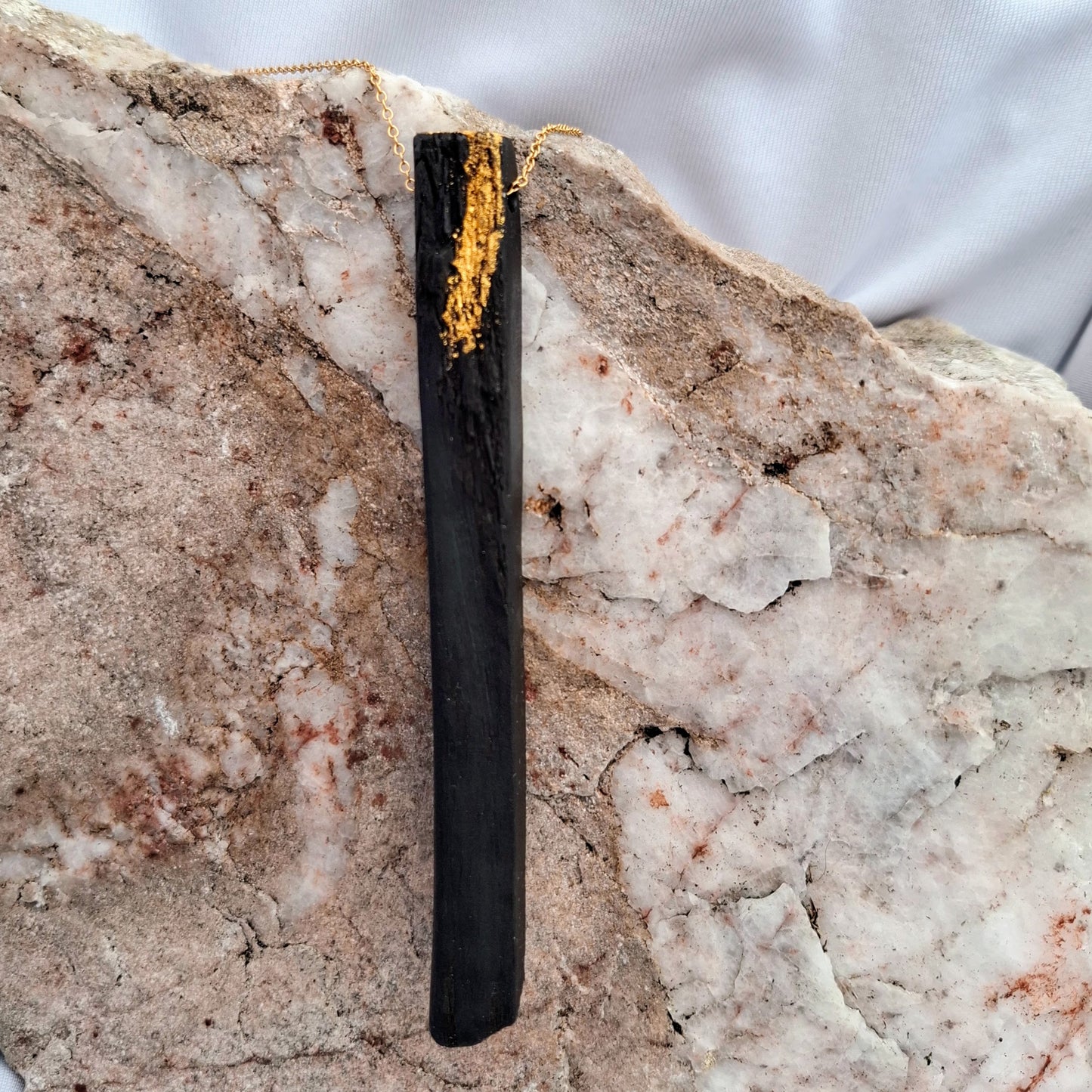 Cipín – Halskette aus irischer Mooreiche mit 23,75-karätigem Blattgold
