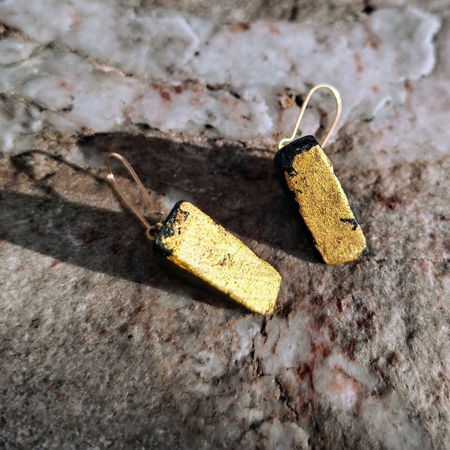 Boucles d'oreilles Dingeach en chêne des marais irlandais avec feuille d'or 23,75 carats