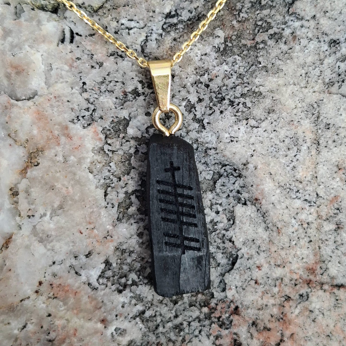 Anhänger aus Mooreiche mit personalisierter Ogham-Inschrift