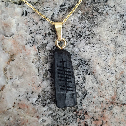 Anhänger aus Mooreiche mit personalisierter Ogham-Inschrift