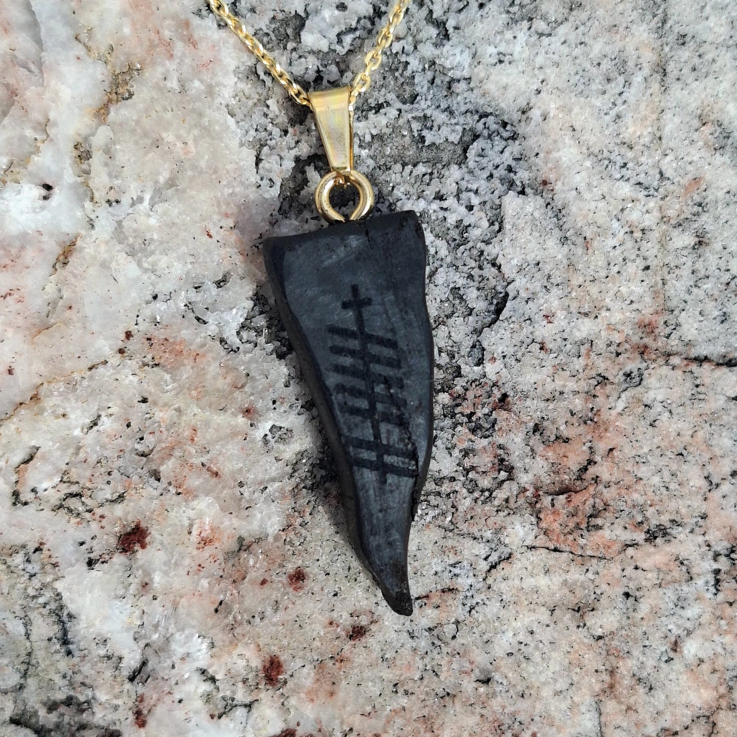 Anhänger aus Mooreiche mit personalisierter Ogham-Inschrift