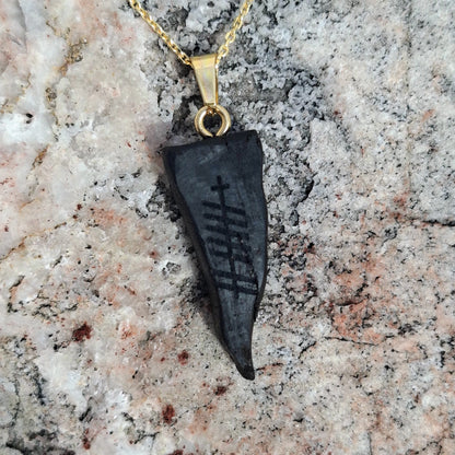 Anhänger aus Mooreiche mit personalisierter Ogham-Inschrift