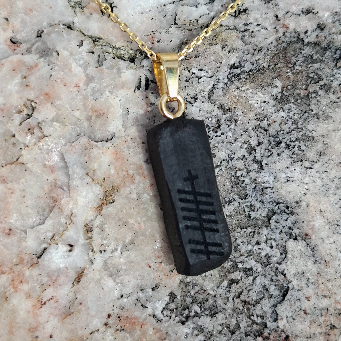 Anhänger aus Mooreiche mit personalisierter Ogham-Inschrift