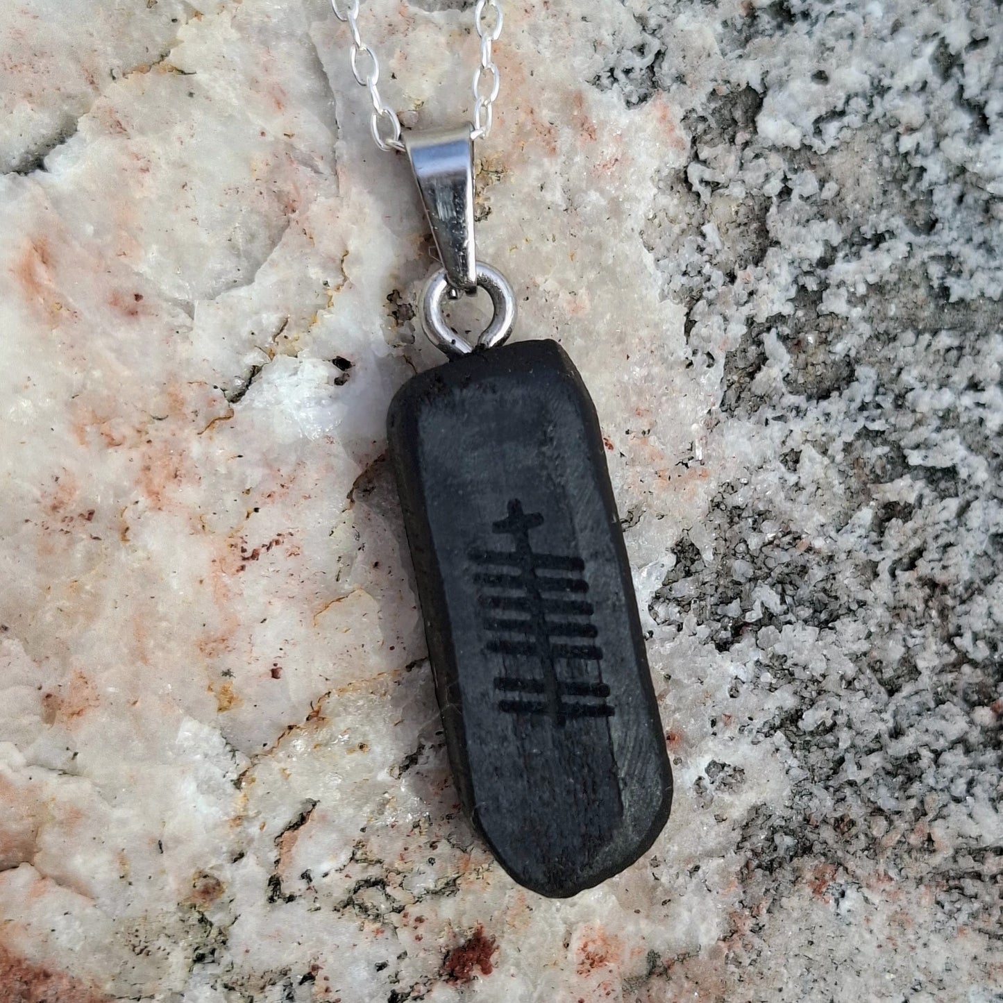 Anhänger aus Mooreiche mit personalisierter Ogham-Inschrift