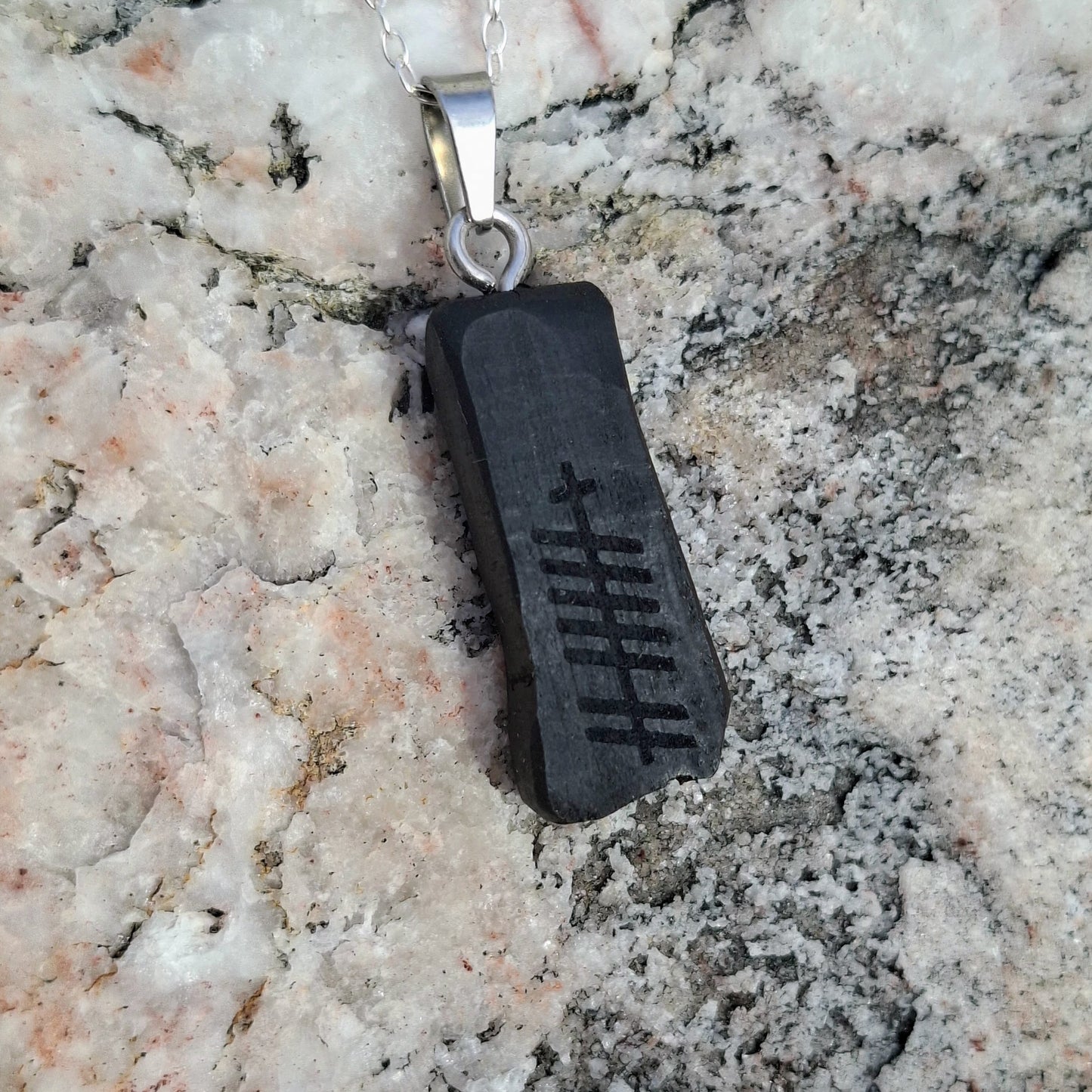 Anhänger aus Mooreiche mit personalisierter Ogham-Inschrift