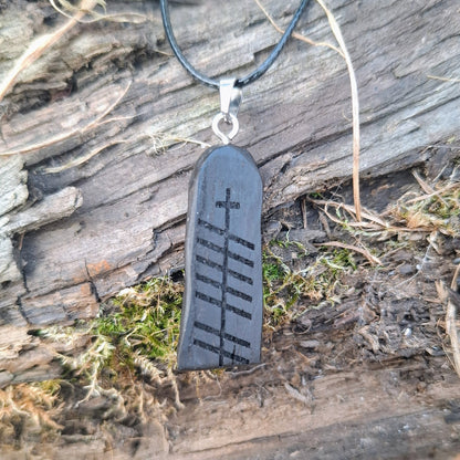 Anhänger aus Mooreiche mit personalisierter Ogham-Inschrift