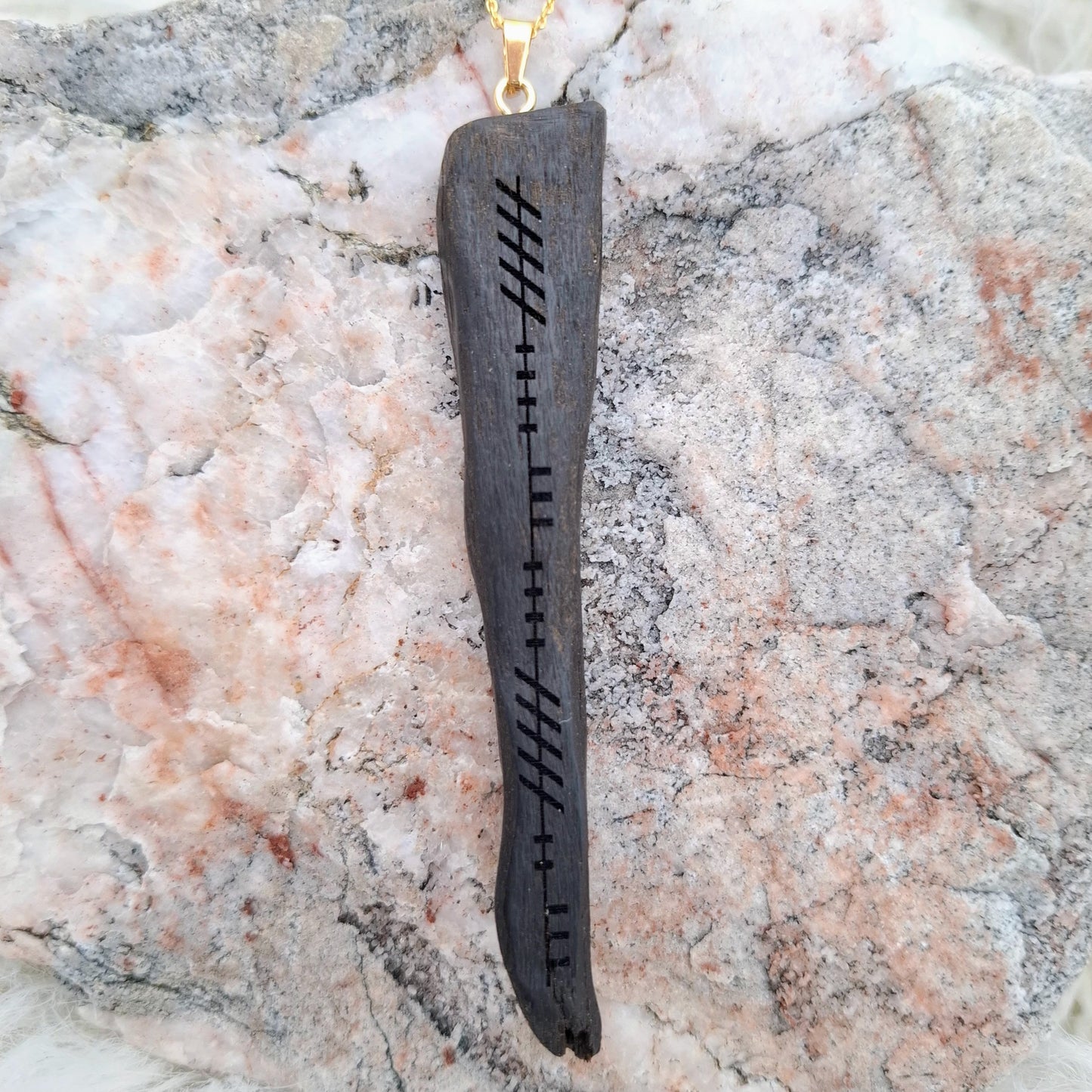 Anhänger aus Mooreiche mit personalisierter Ogham-Inschrift