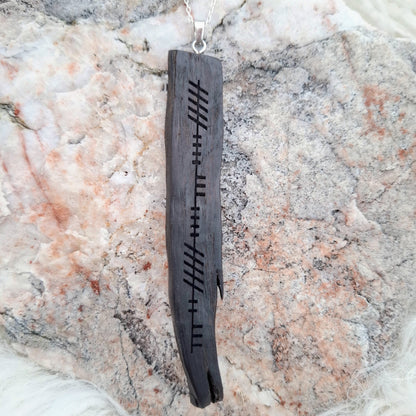 Anhänger aus Mooreiche mit personalisierter Ogham-Inschrift
