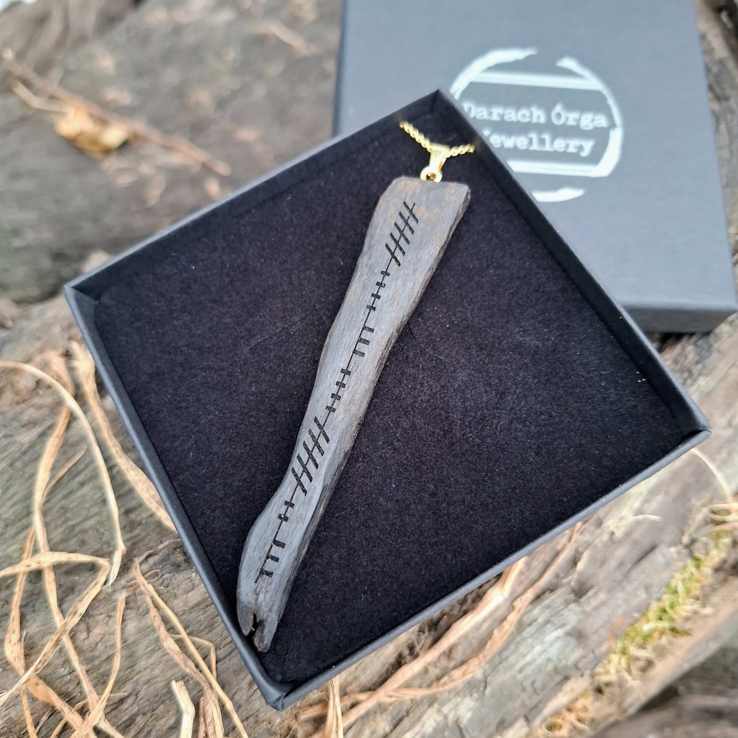 Anhänger aus Mooreiche mit personalisierter Ogham-Inschrift